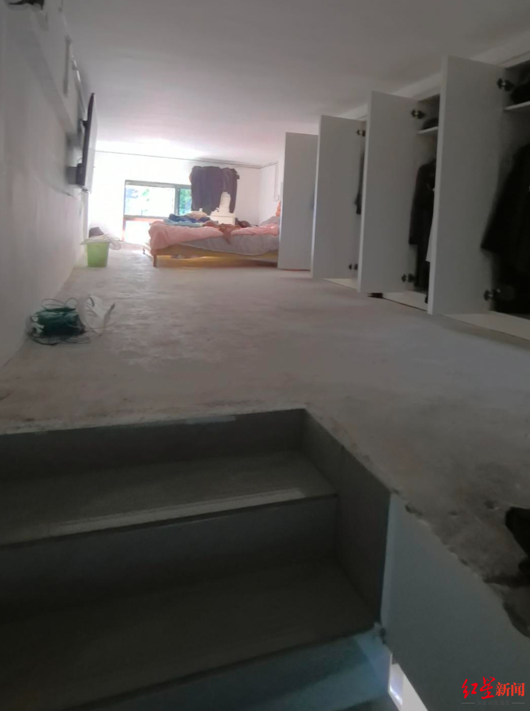 ▲丧葬服务门市楼上的夹层内部环境 红星新闻记者 张杨 摄