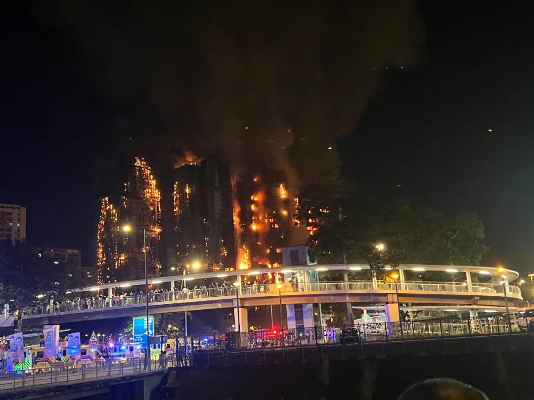 李家杰就住在离宏福苑一公里左右的地方,收到火灾消息后,他去窗边看了下,发现外面浓烟弥漫,的确是宏福苑着火了/受访者李家杰供图