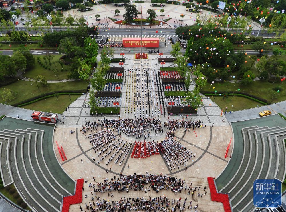 10月1日在四川省达州市人民广场拍摄的升旗仪式。新华社发(邓良奎摄)