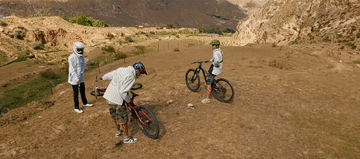 ↑旦增吉美和同伴在拉萨周边的山上速降骑行