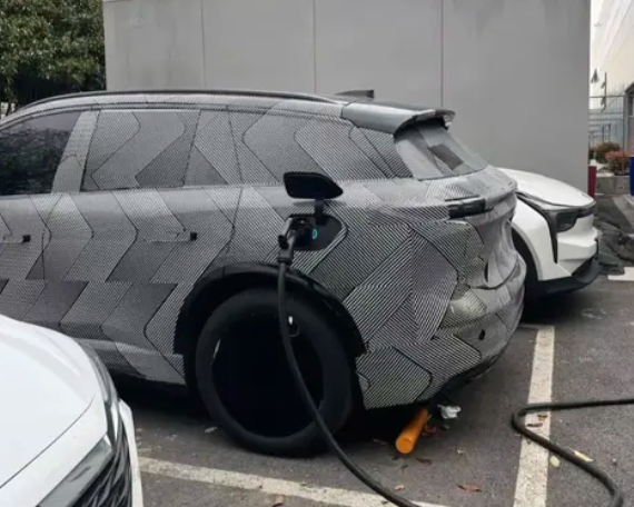 新款蔚来ES6谍照曝光:首搭蔚来自研辅助驾驶芯片!