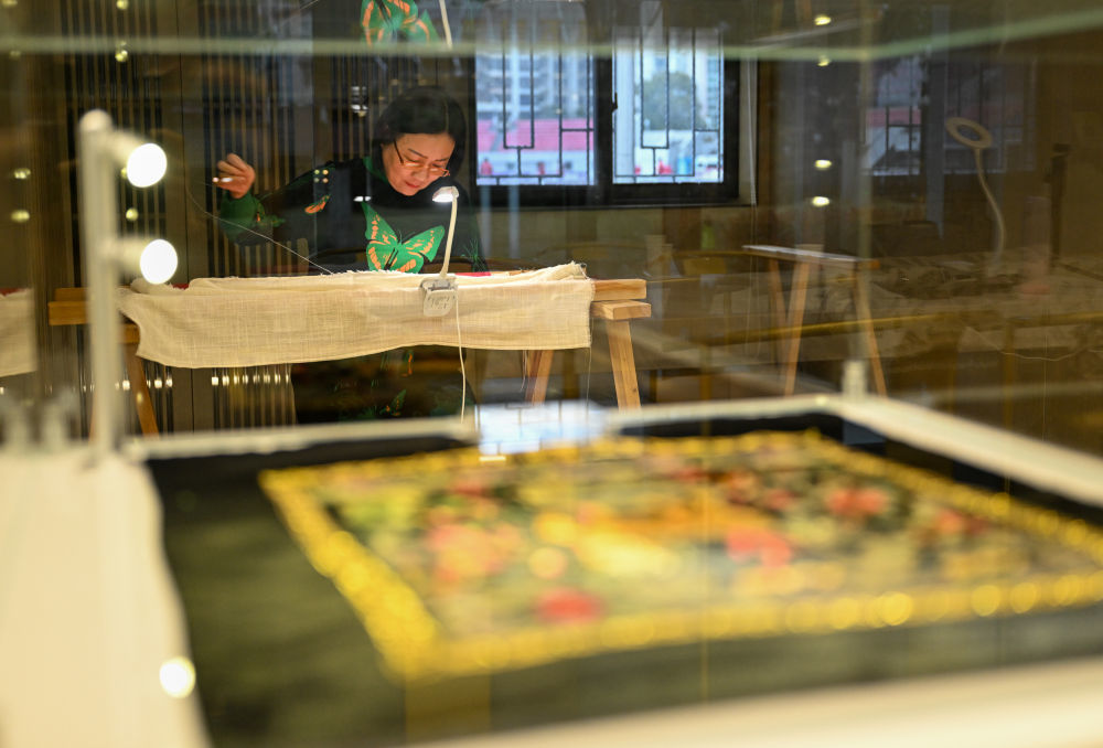 2025年3月14日,在武汉市任炜汉绣工作室,汉绣代表性项目传承人任炜在刺绣。国家认定的3997名国家级非物质文化遗产代表性传承人中,妇女占25%。“中国非物质文化遗产传承人群研修培训计划”培训学员5.1万人次,其中妇女占57%。