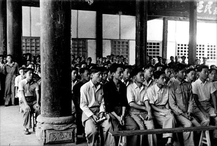 学生们在李庄禹王宫内上课。李约瑟 摄（李庄古镇景区管委会供图）