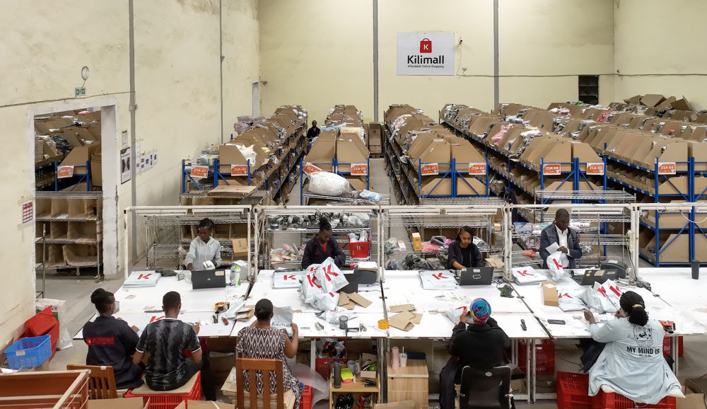 2023年4月20日，在肯尼亚姆洛隆戈，Kilimall员工在仓库内包装商品出库。新华社发（辜鹏博摄）