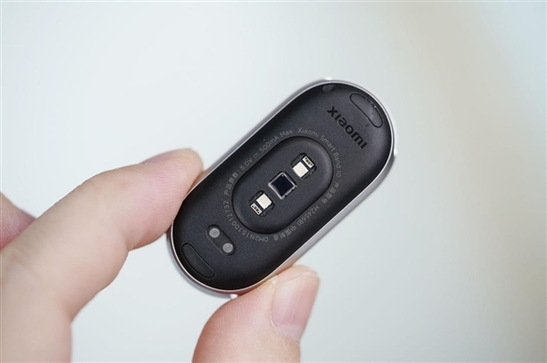 超窄四等边跑道屏!小米手环10 NFC版图赏