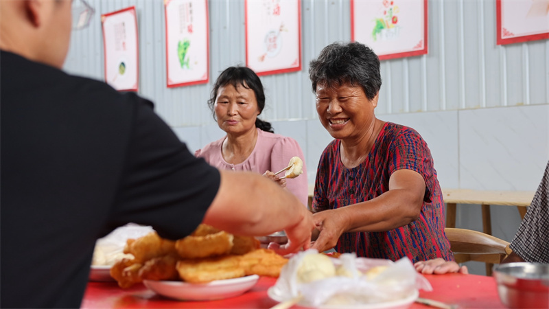 图7:7月2日早晨,林东村村民在本村的爱心食堂就餐.jpg