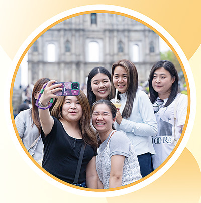 游客在澳门大三巴牌坊前合影。　