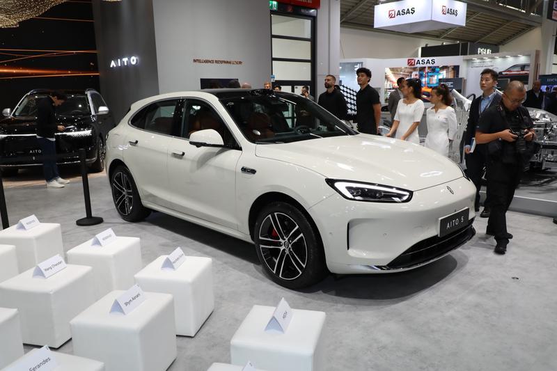 问界M5中东版首发亮相_问界M9中东版设计语言_问界