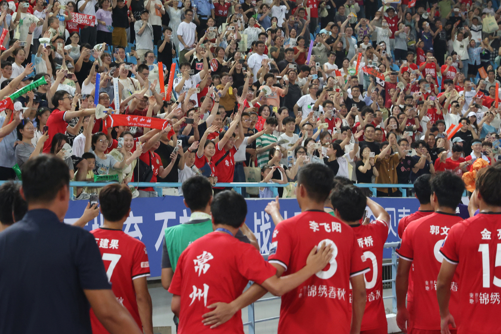 常州队球员和球迷一起庆祝胜利。