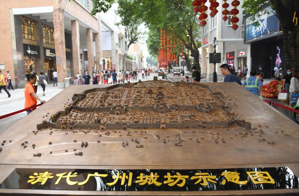 市民和游客在广州市北京路观光游玩（2020年9月23日摄）。
