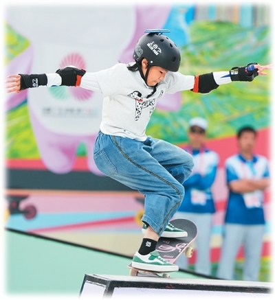 上海队选手徐琳泷在滑板比赛中。