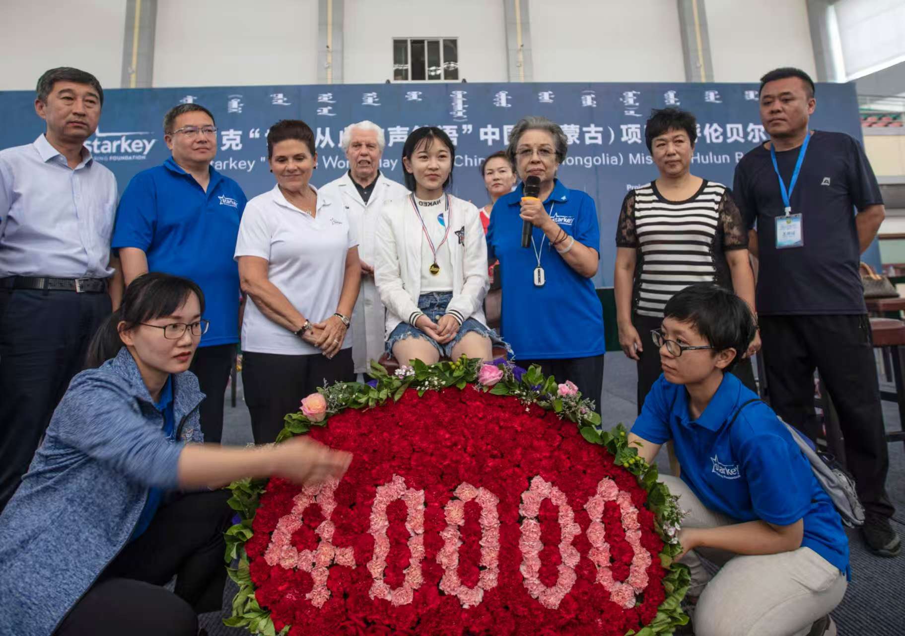 陶斯亮参加公益活动。