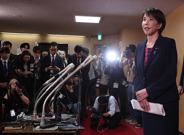 2025年10月10日,日本东京,自民党新任总裁高市早苗与公明党代表齐藤铁夫会面后向媒体发表讲话。视觉中国 图