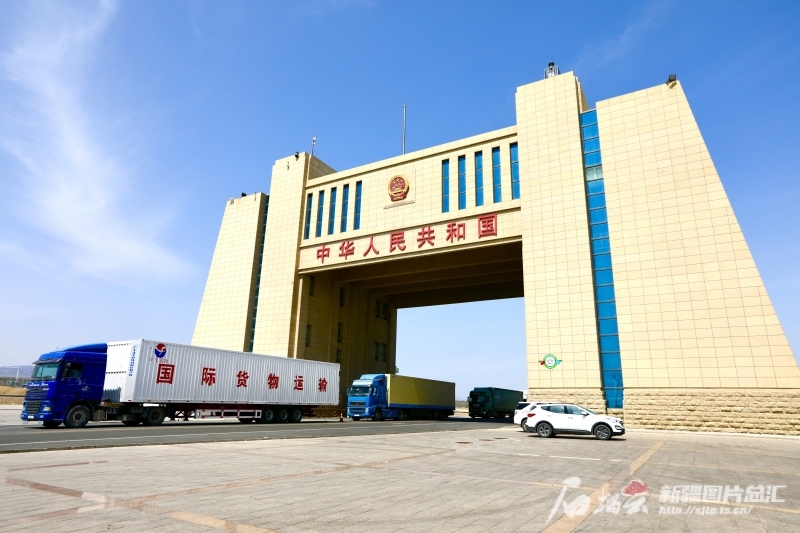 阿拉山口口岸国门（资料图）。王维全摄