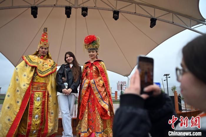6月9日，图为外媒记者与当地民族舞蹈表演者合影留念。九美旦增　摄