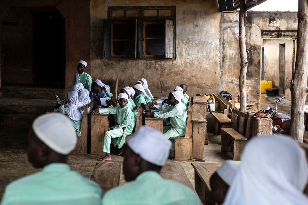 尼日利亚伊博奥拉,学生们在一所古兰经学校里接受教育。