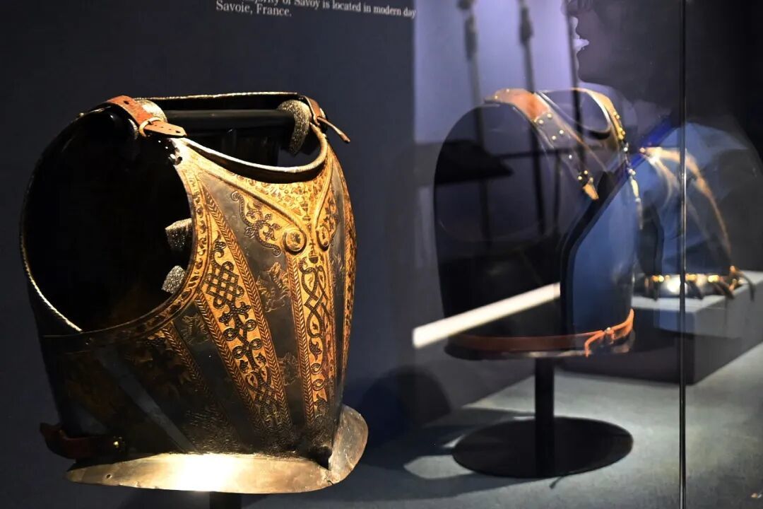 展览展出的邦康帕尼家族纹章胸甲，盔甲上刻有“龙”的形象。九美旦增　摄