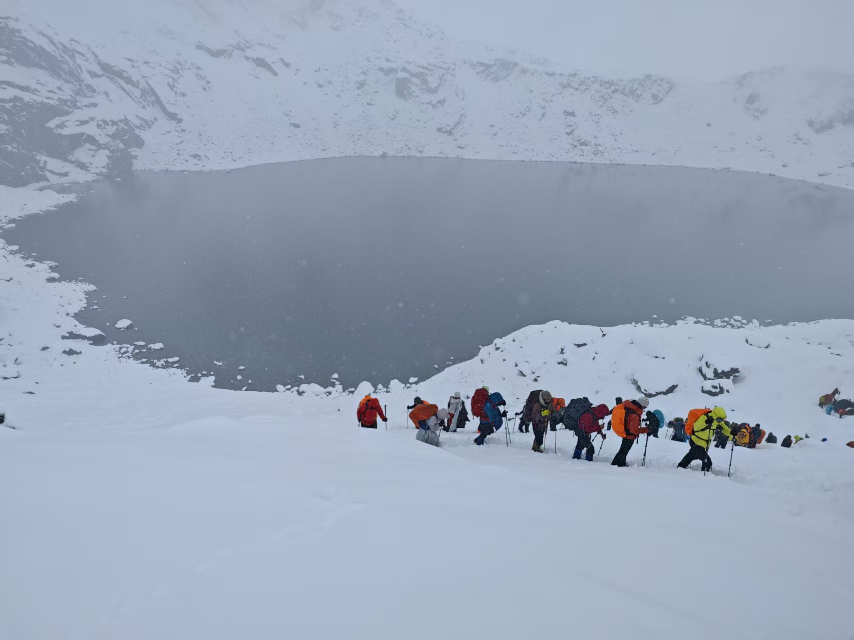 珠峰暴雪后大批徒步者撤离下山。图源受访者:王纯洁