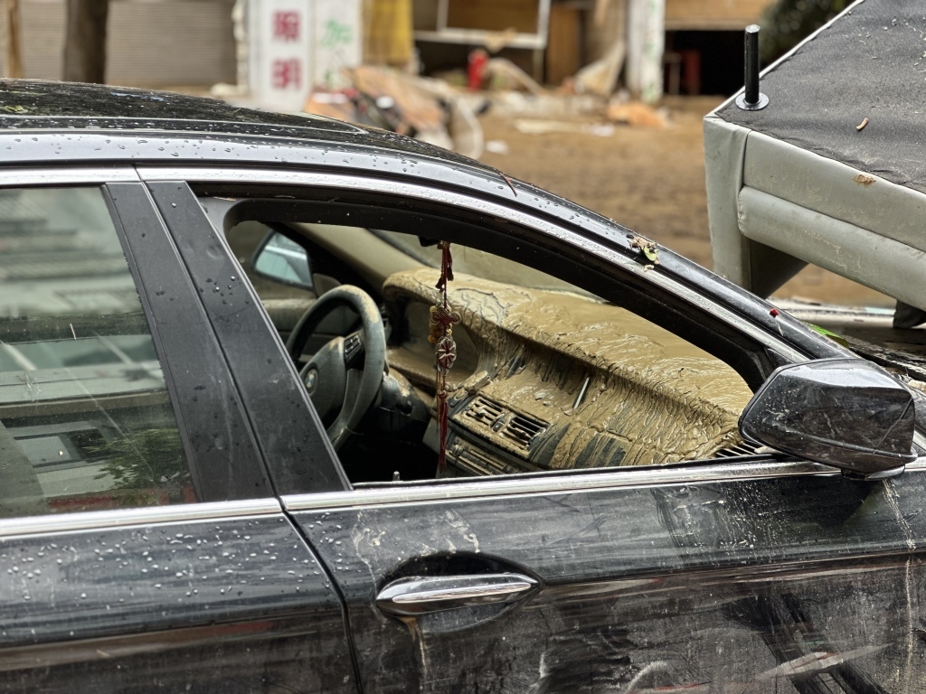 路边未及时开走的轿车