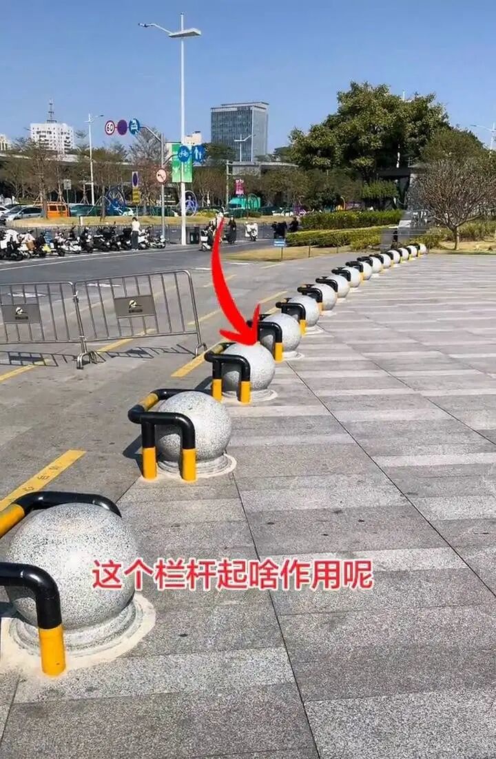 东莞旗峰公园门口石墩外加装护栏。视频截图