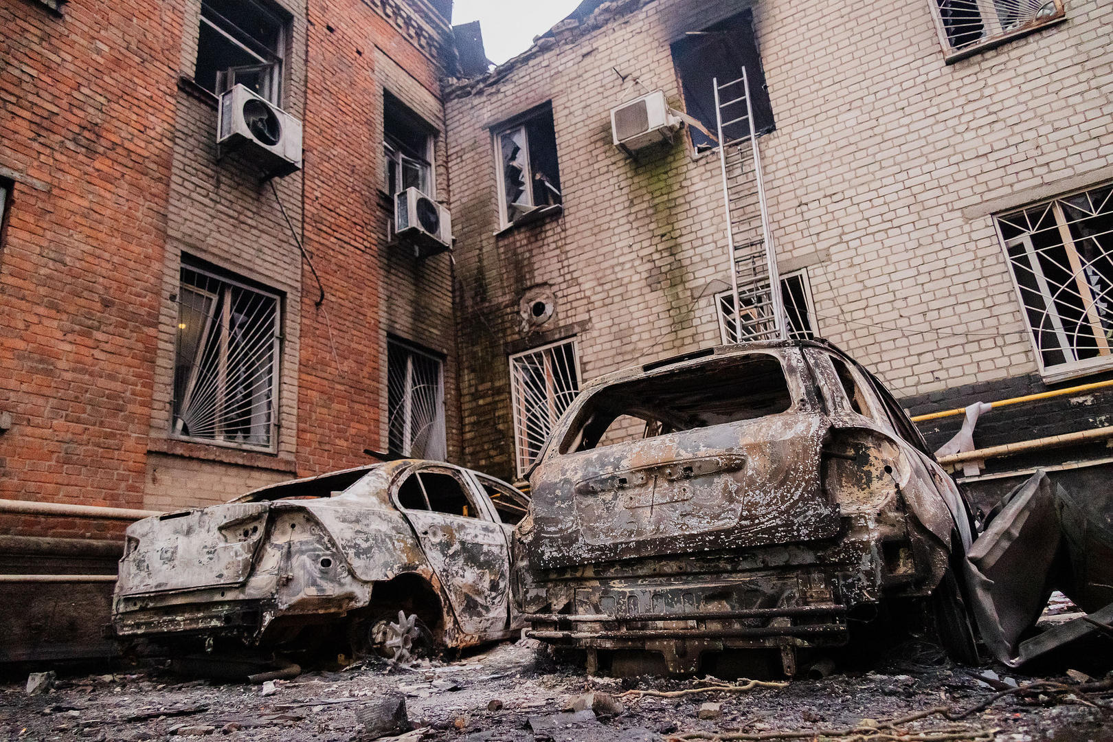 ▲当地时间2025年11月18日,乌克兰第聂伯罗彼得罗夫斯克,俄罗斯无人机袭击后,汽车受损 图据视觉中国