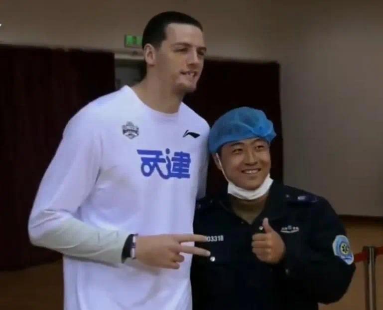 新归化启动!中国男篮也有自己的詹姆斯,这球风太残暴了,不输字母哥