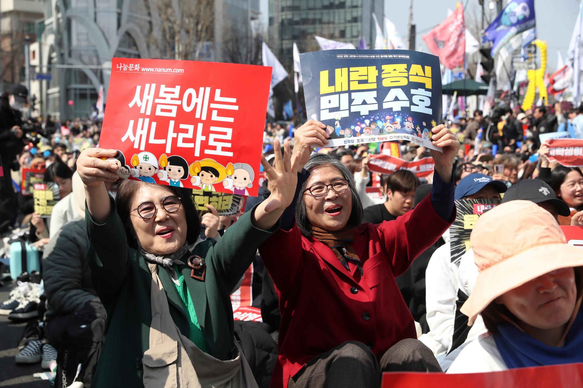 4月4日，民众在韩国首都首尔的韩国宪法法院附近庆祝尹锡悦弹劾案获得通过。新华社记者姚琪琳摄