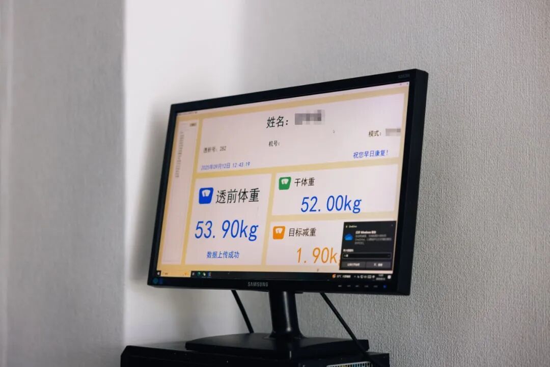 尿毒症患者每次透析前都要测量体重 / 南风窗记者 郭嘉亮 摄