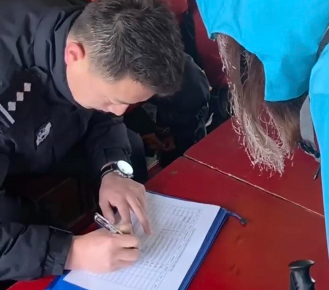 ▲民警登记非法穿越人员