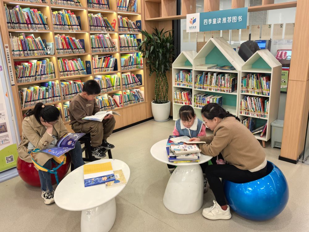 4月12日，家长与孩子在四川省图书馆青少年阅读研学中心读书。新华社记者 边思琪 摄