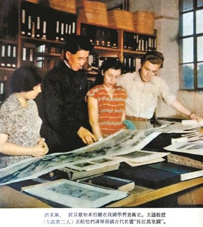 王逊教授(左二)给外国留学生讲解我国古代名画《长江万里图》