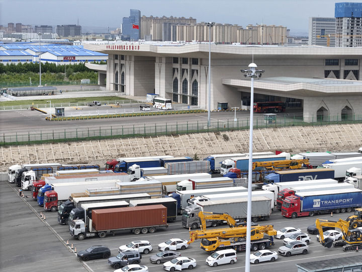 车辆在新疆霍尔果斯口岸排队等候驶向哈萨克斯坦（2025年6月14日摄，无人机照片）。新华社记者 胡虎虎 摄