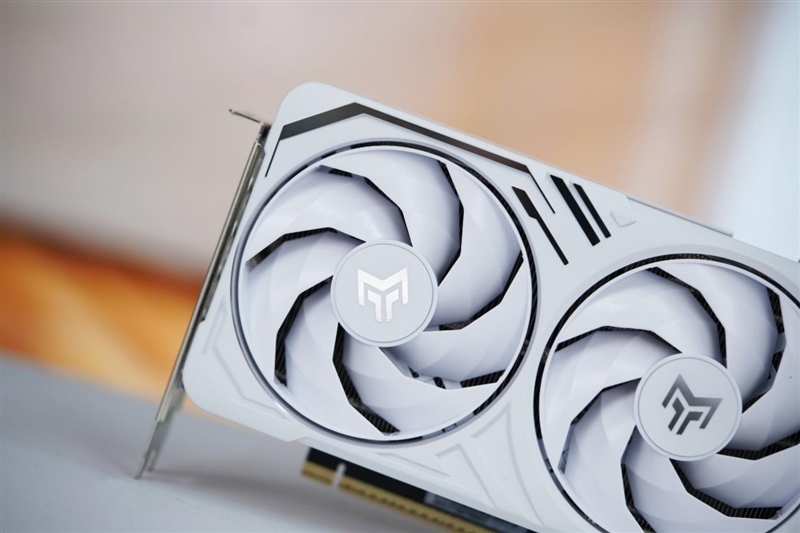 影驰RTX 5070 Ti金属大师白金版OC评测:全新设计 颜值也追上性能和做工