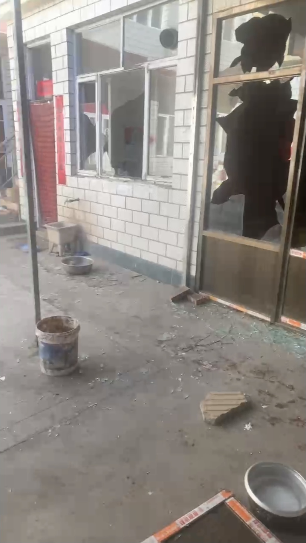 申红良家被砸烂的推拉门、厨房窗户玻璃。一扇推拉门也倒在地上。受访者 供图