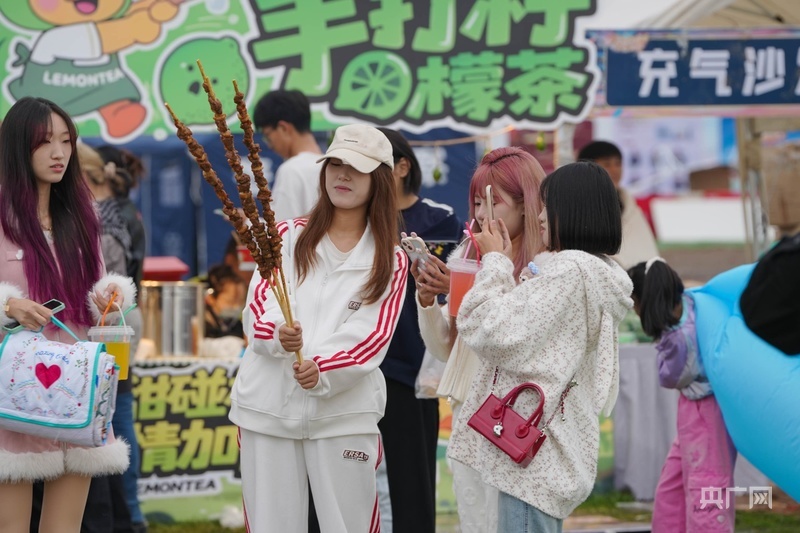 在逛美食市集的年轻人(央广网记者 王综鹤 摄)