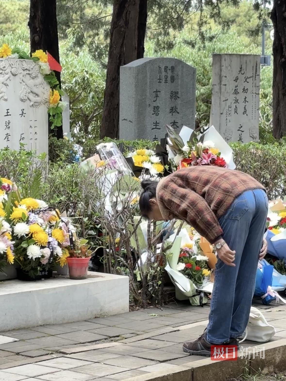 市民自发来到吴石墓前鞠躬祭拜 (极目新闻记者 姚赟拍摄)