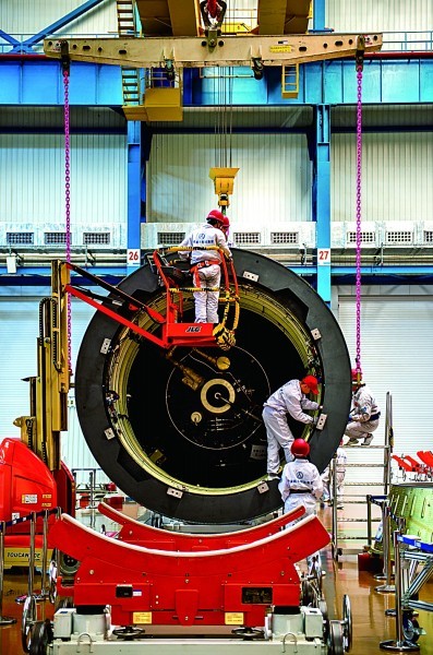 位于天津滨海新区的大火箭基地里，技术人员正在忙碌工作。商超摄/光明图片