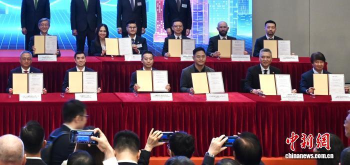 2025年10月9日，香港特区政府引进重点企业办公室在特区政府总部举办重点企业签约仪式。图为重点企业签约后合影。　中新社记者 李志华 摄