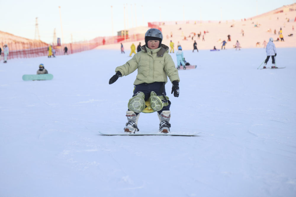 ↑12月1日，一名小学生在滑雪。新华社发（明庭俊杰摄）