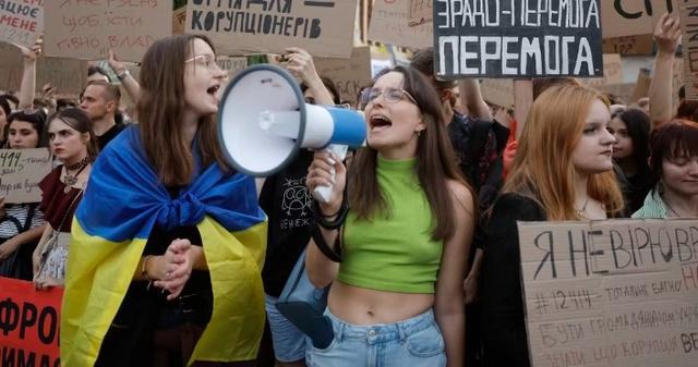今年7月,乌克兰民众在西方煽动下抗议泽连斯基