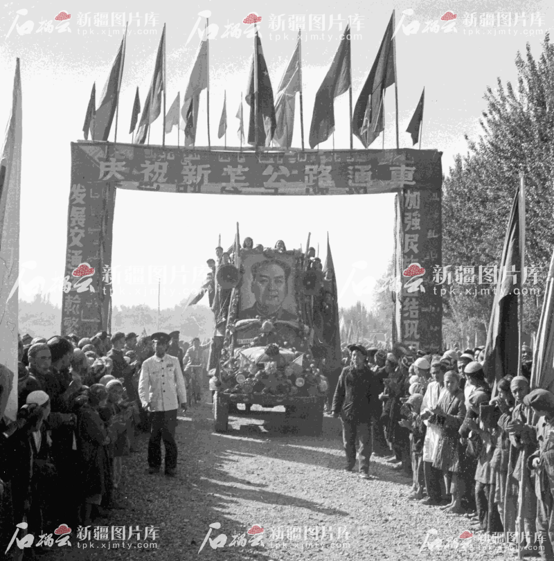 1957年10月6日，一批试线的“解放”牌汽车，通过1179公里的新藏公路，到达了西藏阿里噶大克。 新疆日报记者 赵琦摄 图片由新疆图片库提供