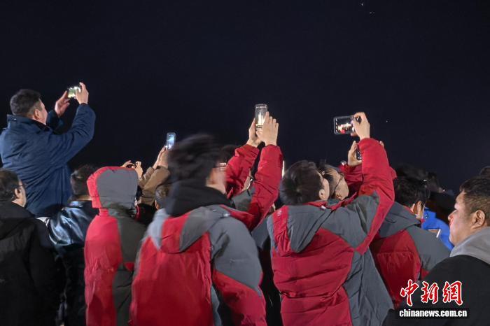 图为神舟二十一号载人飞船发射观礼现场 牛嘉颖 摄