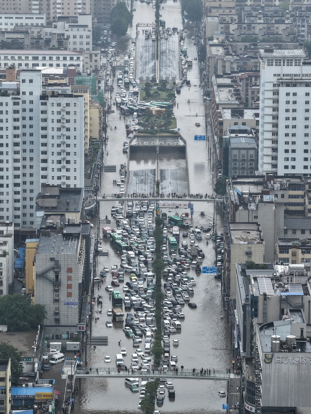 2025年8月7日，郑州遭遇暴雨天气，积水淹没京广路陇海路交叉口，不少车辆被困。视觉中国 图
