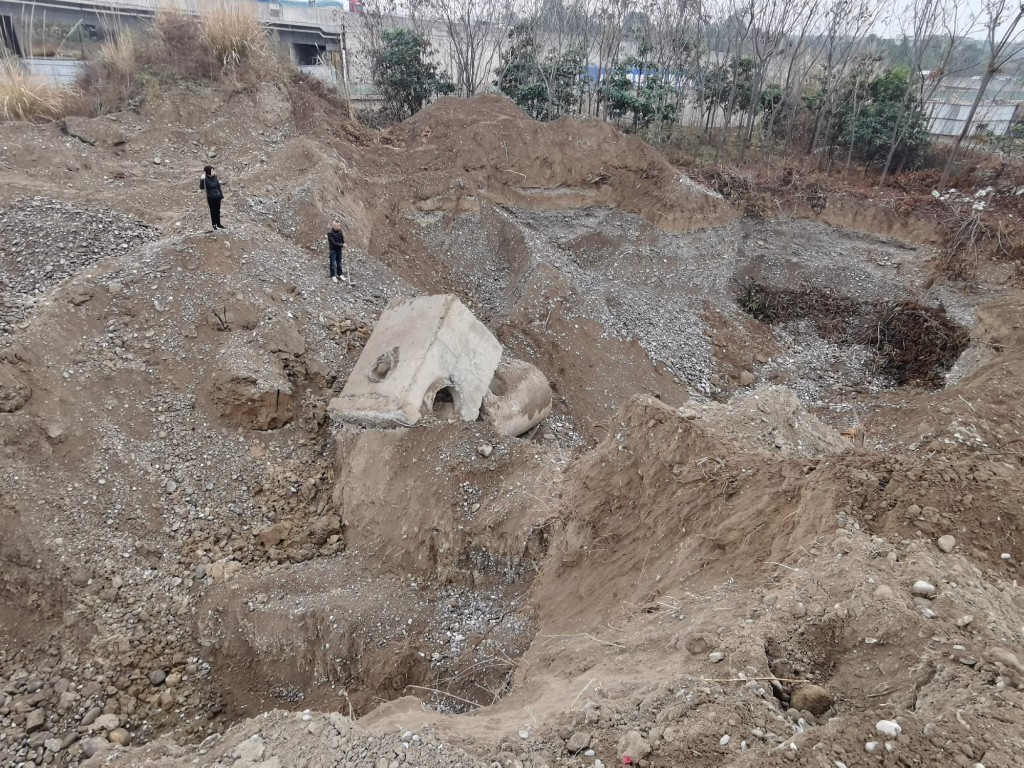 遭盗挖之后，面目全非的林地和裸露的灌溉设施。本文图片来源：受访者