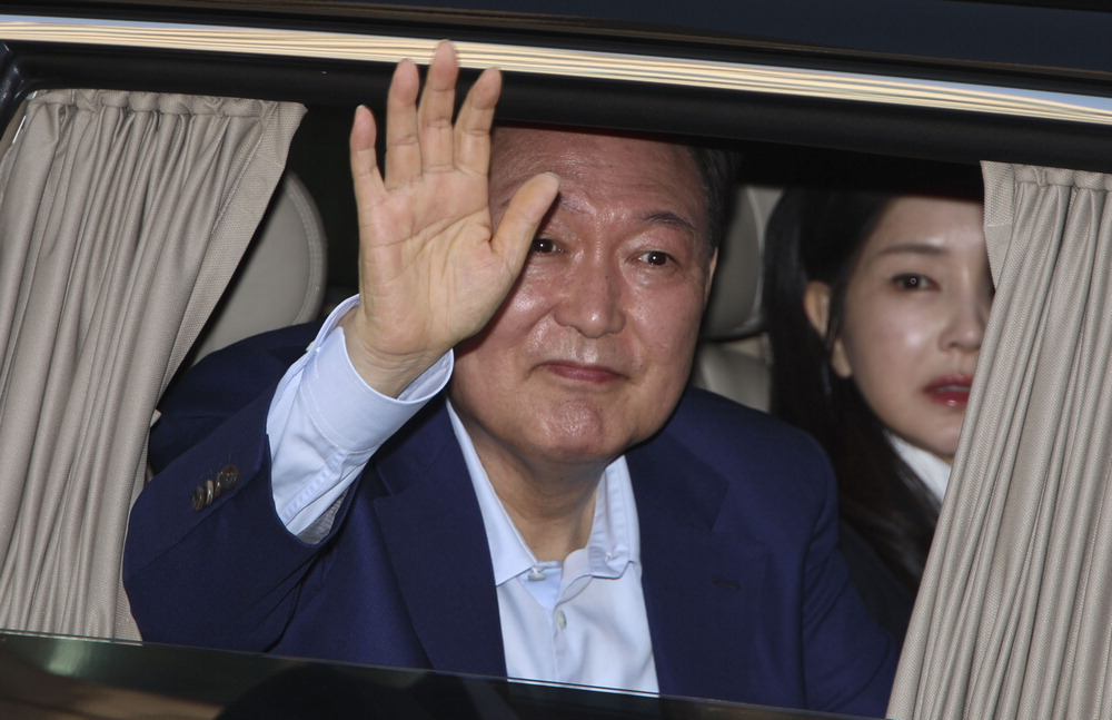 ◆2025年4月11日,尹锡悦搬离总统官邸。车辆驶离时,他摇下车窗向支持者挥手。