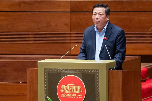 【越南交通部长陈宏明代表政府向国会提交了老街—河内—海防铁路项目的建设计划】