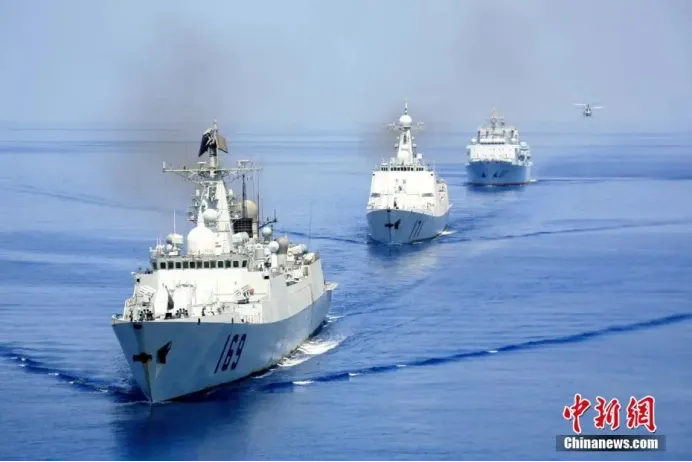 资料图：2009年4月，中国海军首批护航编队“全家福”，依次为武汉舰、海口舰、微山湖舰及舰载直升机。 中新社发 李唐 摄