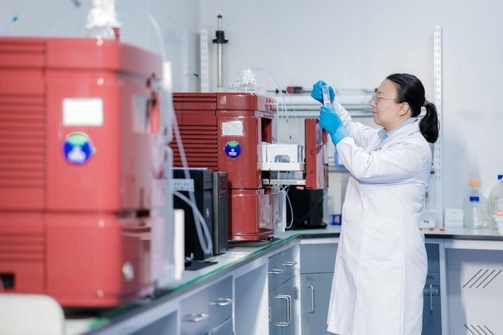 锦波生物的科研人员正在进行产品检测。（受访者供图）