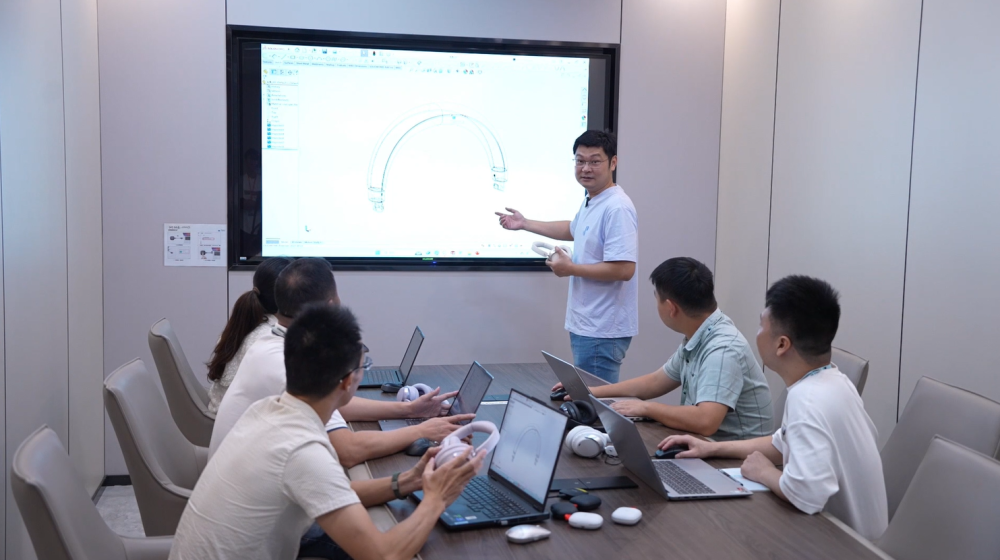 广东眷蜀科技有限公司研发团队讨论研发设计方案。受访者供图