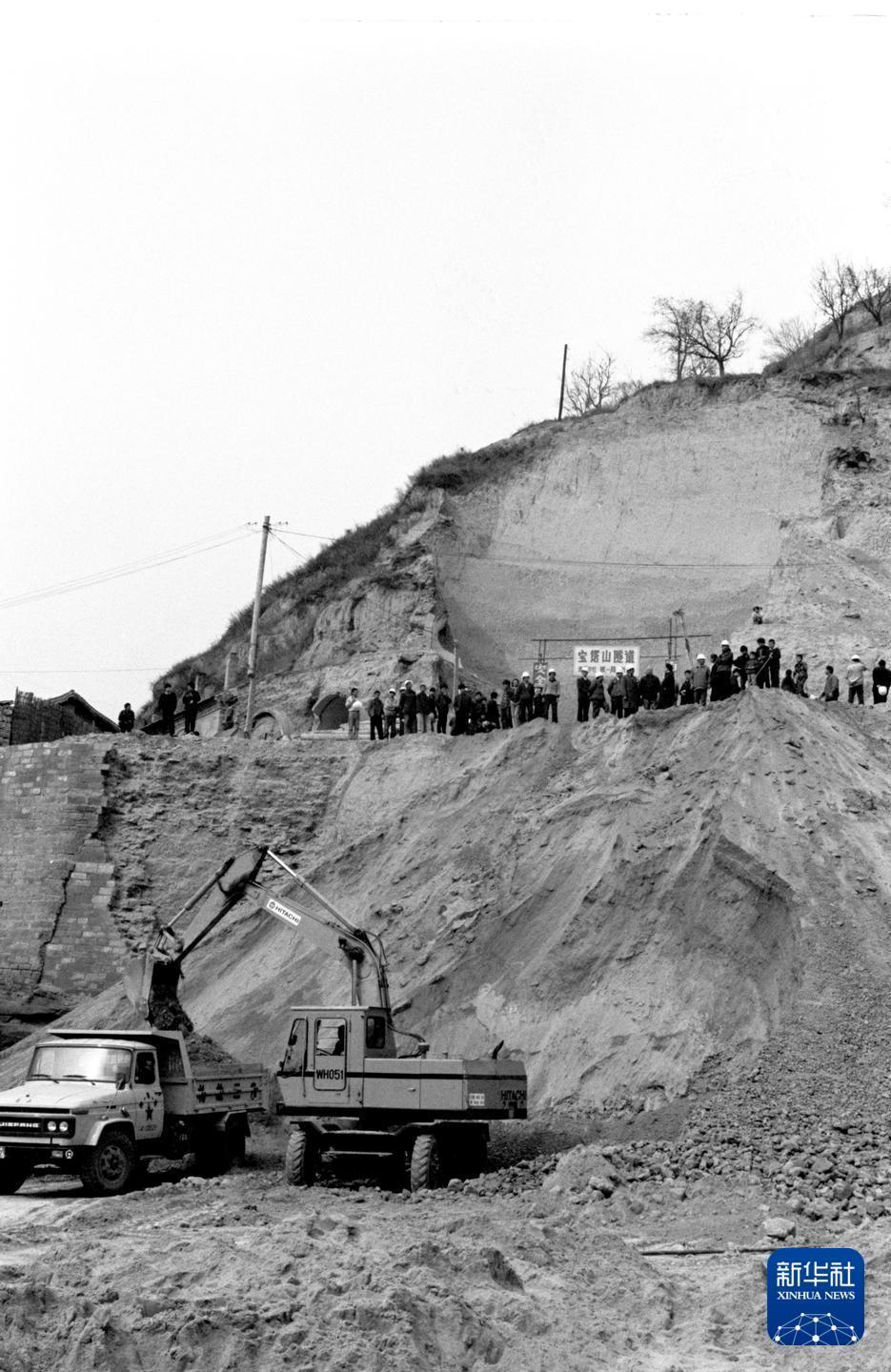 1991年3月30日,通往陕西延安的第一条铁路——西(安)延(安)铁路建设工程紧张进行。新华社记者 张喆锋 摄
